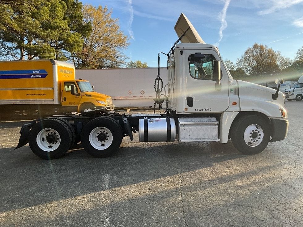 Day Cab Tractor-Heavy Duty Tractors-Freightliner-2019-Cascadia 12564ST-Mebane-NC-393,391\n\t\tmiles-$ 35,750 - Image 8