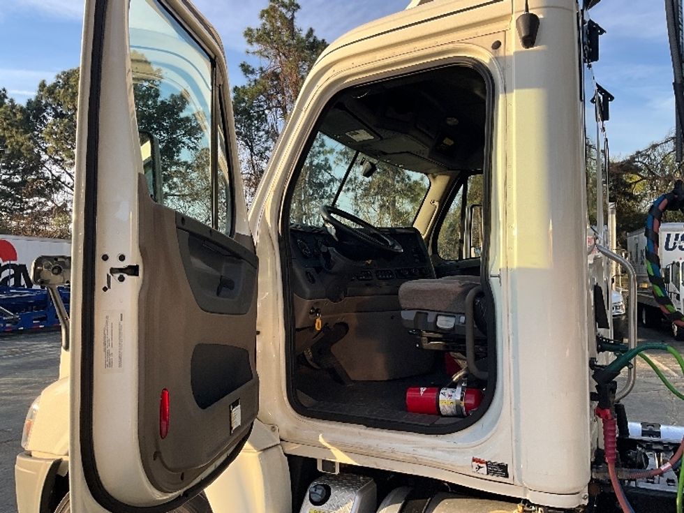 Day Cab Tractor-Heavy Duty Tractors-Freightliner-2019-Cascadia 12564ST-Mebane-NC-393,391\n\t\tmiles-$ 35,750 - Image 9