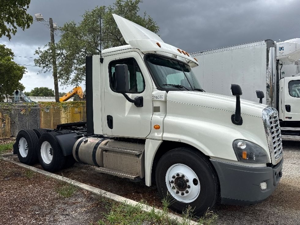Day Cab Tractor-Heavy Duty Tractors-Freightliner-2019-Cascadia 12564ST-Medley-FL-238,517\n\t\tmiles-$ 48,250 - Image 1