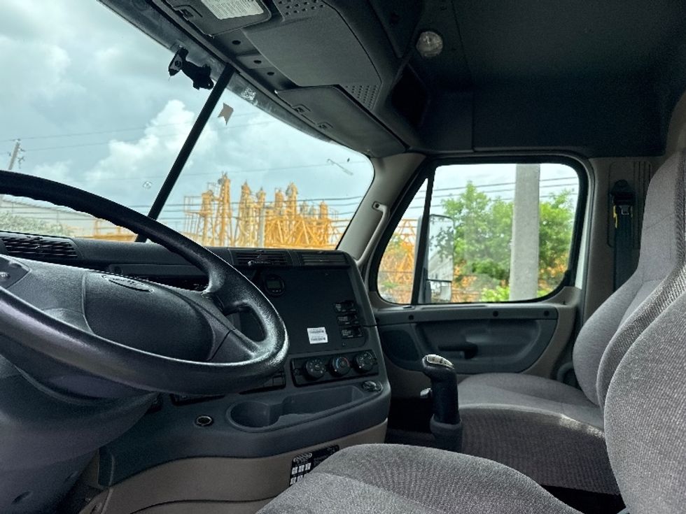 Day Cab Tractor-Heavy Duty Tractors-Freightliner-2019-Cascadia 12564ST-Medley-FL-238,517\n\t\tmiles-$ 48,250 - Image 10