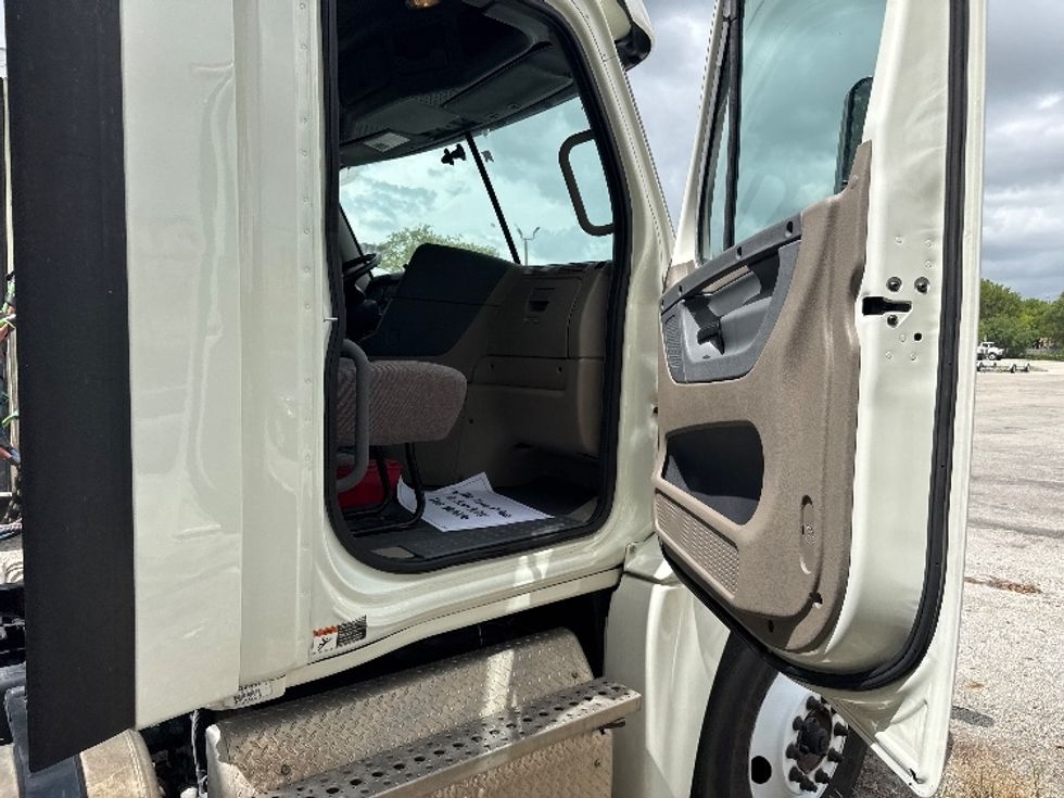 Day Cab Tractor-Heavy Duty Tractors-Freightliner-2019-Cascadia 12564ST-Medley-FL-238,517\n\t\tmiles-$ 48,250 - Image 12