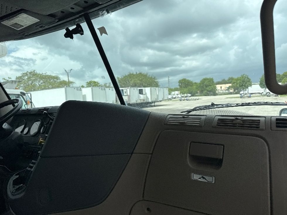 Day Cab Tractor-Heavy Duty Tractors-Freightliner-2019-Cascadia 12564ST-Medley-FL-238,517\n\t\tmiles-$ 48,250 - Image 13