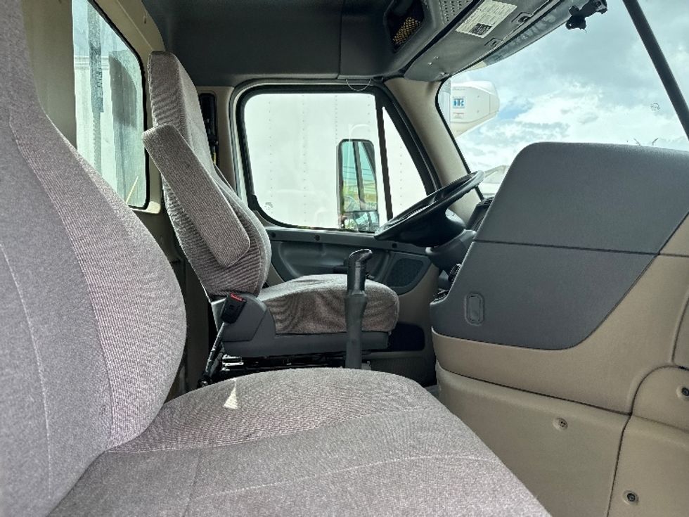 Day Cab Tractor-Heavy Duty Tractors-Freightliner-2019-Cascadia 12564ST-Medley-FL-238,517\n\t\tmiles-$ 48,250 - Image 14
