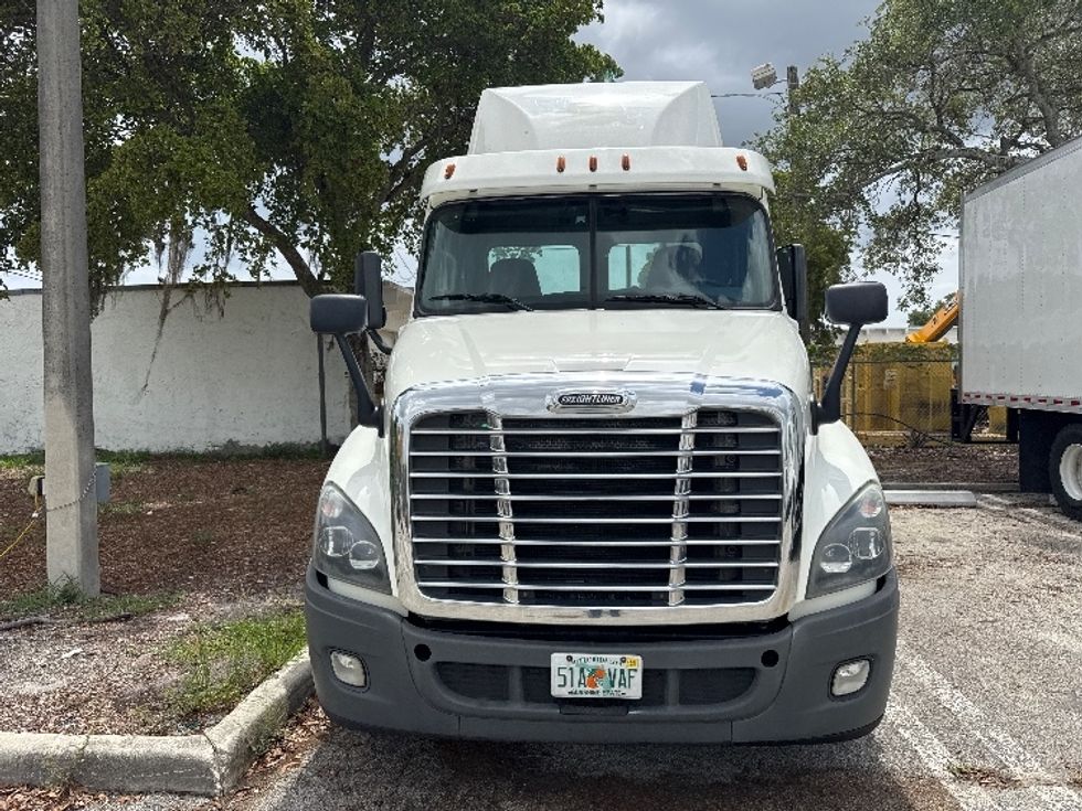 Day Cab Tractor-Heavy Duty Tractors-Freightliner-2019-Cascadia 12564ST-Medley-FL-238,517\n\t\tmiles-$ 48,250 - Image 2