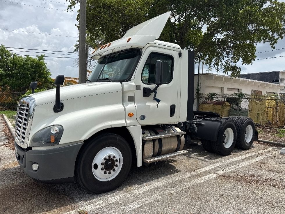 Day Cab Tractor-Heavy Duty Tractors-Freightliner-2019-Cascadia 12564ST-Medley-FL-238,517\n\t\tmiles-$ 48,250 - Image 3