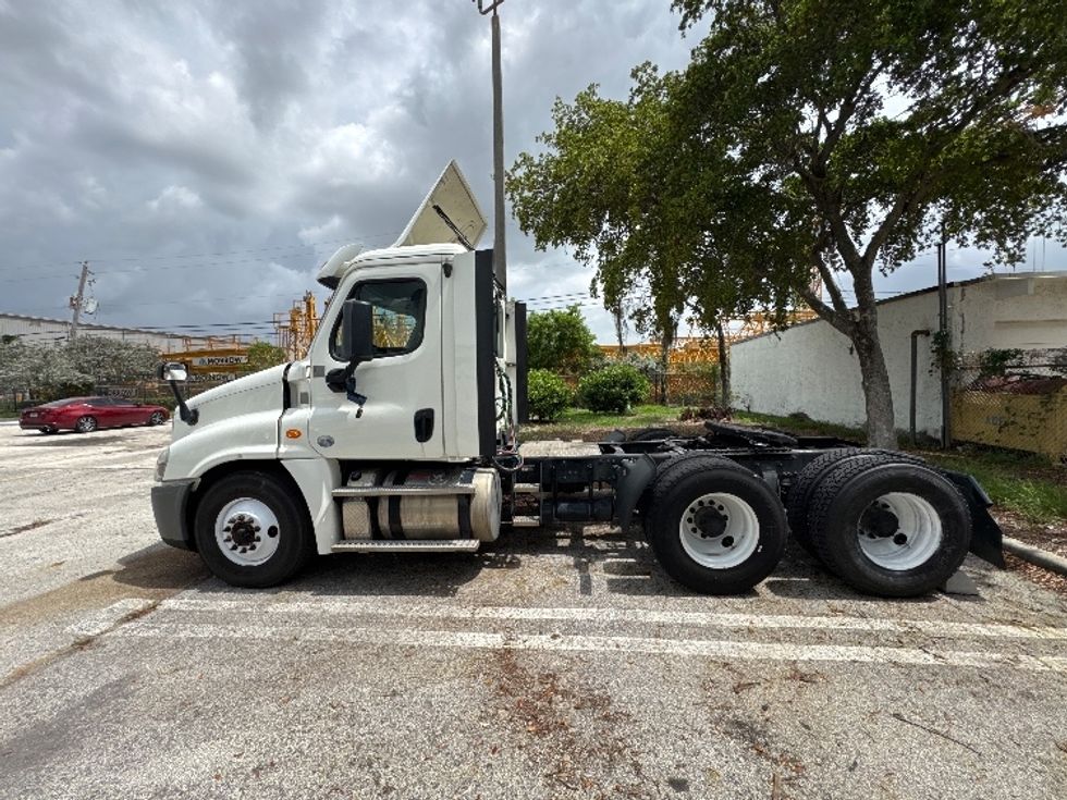 Day Cab Tractor-Heavy Duty Tractors-Freightliner-2019-Cascadia 12564ST-Medley-FL-238,517\n\t\tmiles-$ 48,250 - Image 4