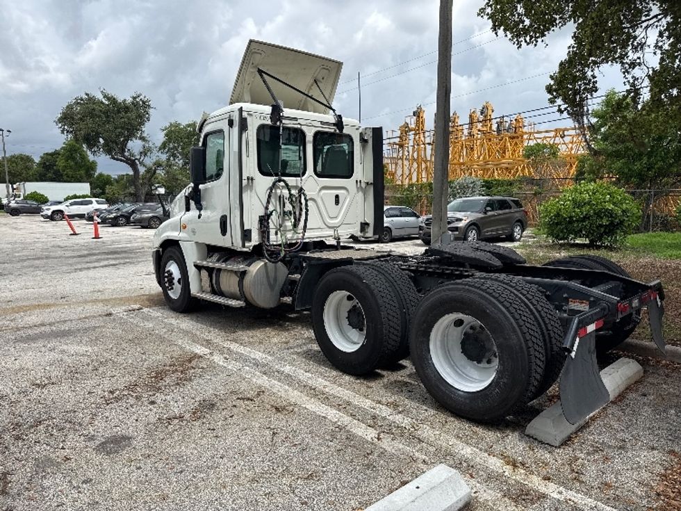 Day Cab Tractor-Heavy Duty Tractors-Freightliner-2019-Cascadia 12564ST-Medley-FL-238,517\n\t\tmiles-$ 48,250 - Image 5