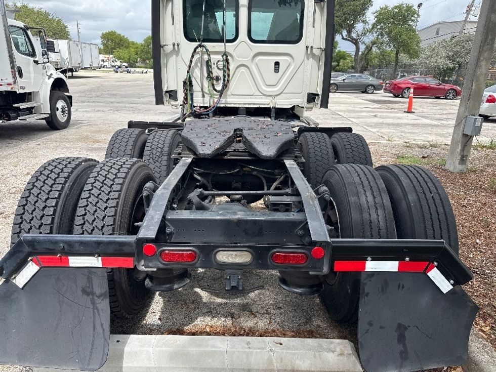Day Cab Tractor-Heavy Duty Tractors-Freightliner-2019-Cascadia 12564ST-Medley-FL-238,517\n\t\tmiles-$ 48,250 - Image 6