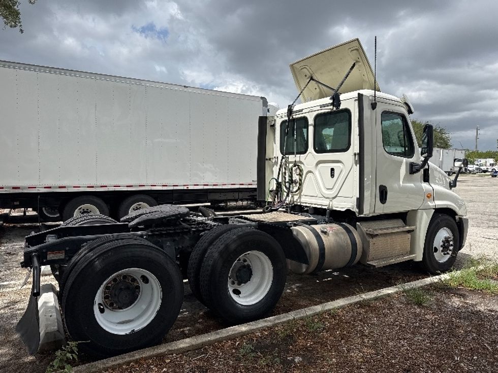 Day Cab Tractor-Heavy Duty Tractors-Freightliner-2019-Cascadia 12564ST-Medley-FL-238,517\n\t\tmiles-$ 48,250 - Image 7