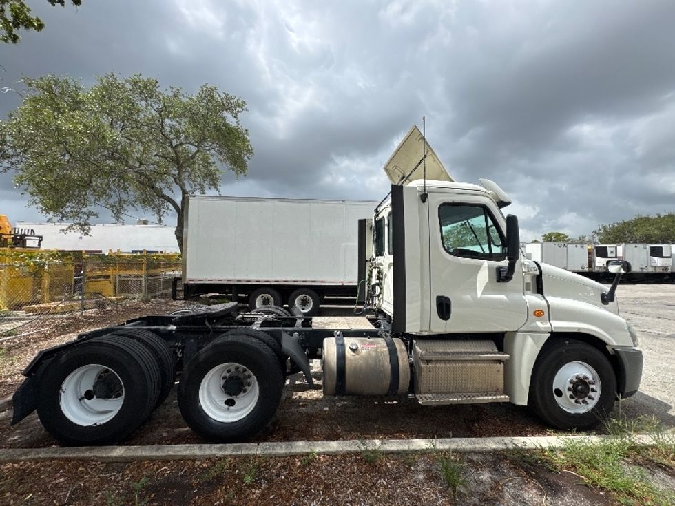 Day Cab Tractor-Heavy Duty Tractors-Freightliner-2019-Cascadia 12564ST-Medley-FL-238,517\n\t\tmiles-$ 48,250 - Image 8