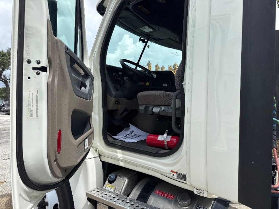 Day Cab Tractor-Heavy Duty Tractors-Freightliner-2019-Cascadia 12564ST-Medley-FL-238,517\n\t\tmiles-$ 48,250 - Image 9