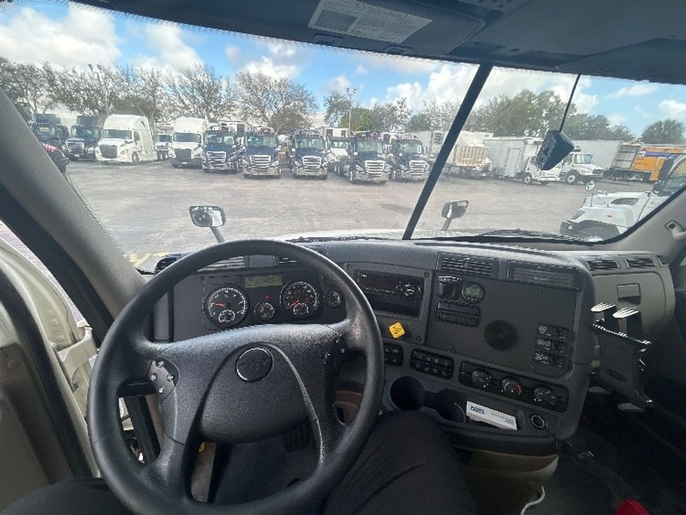 Day Cab Tractor-Heavy Duty Tractors-Freightliner-2019-Cascadia 12564ST-Medley-FL-493,569\n\t\tmiles-$ 34,750 - Image 11