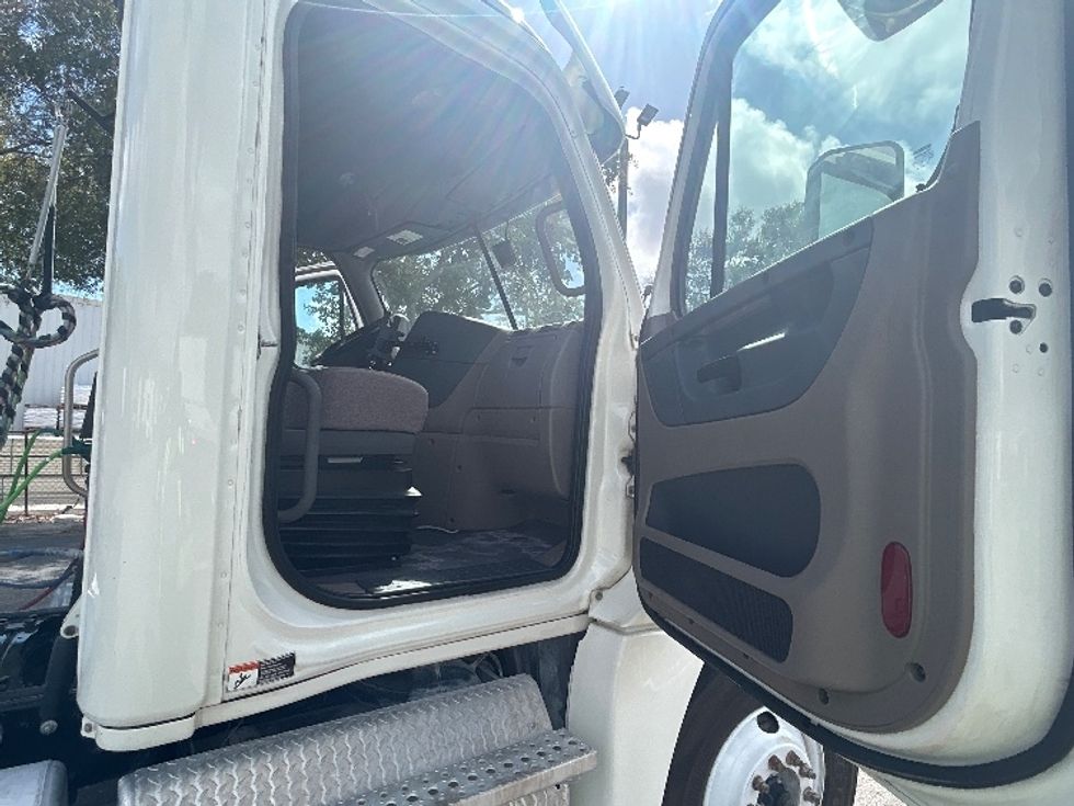 Day Cab Tractor-Heavy Duty Tractors-Freightliner-2019-Cascadia 12564ST-Medley-FL-493,569\n\t\tmiles-$ 34,750 - Image 12