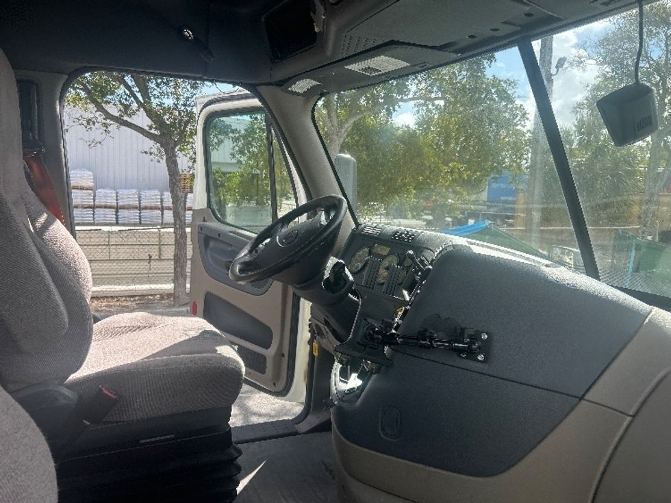 Day Cab Tractor-Heavy Duty Tractors-Freightliner-2019-Cascadia 12564ST-Medley-FL-493,569\n\t\tmiles-$ 34,750 - Image 14