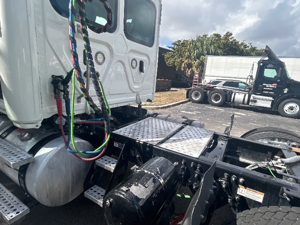 Day Cab Tractor-Heavy Duty Tractors-Freightliner-2019-Cascadia 12564ST-Medley-FL-493,569\n\t\tmiles-$ 34,750 - Image 17