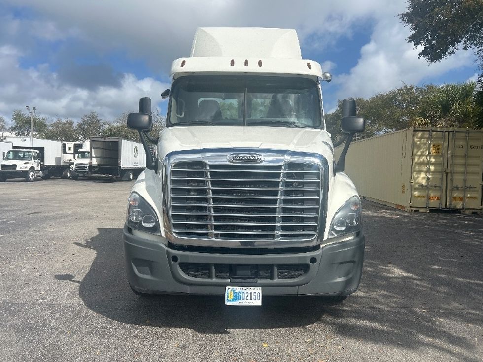 Day Cab Tractor-Heavy Duty Tractors-Freightliner-2019-Cascadia 12564ST-Medley-FL-493,569\n\t\tmiles-$ 34,750 - Image 2