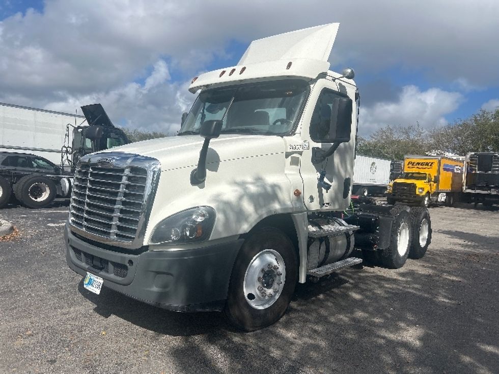 Day Cab Tractor-Heavy Duty Tractors-Freightliner-2019-Cascadia 12564ST-Medley-FL-493,569\n\t\tmiles-$ 34,750 - Image 3