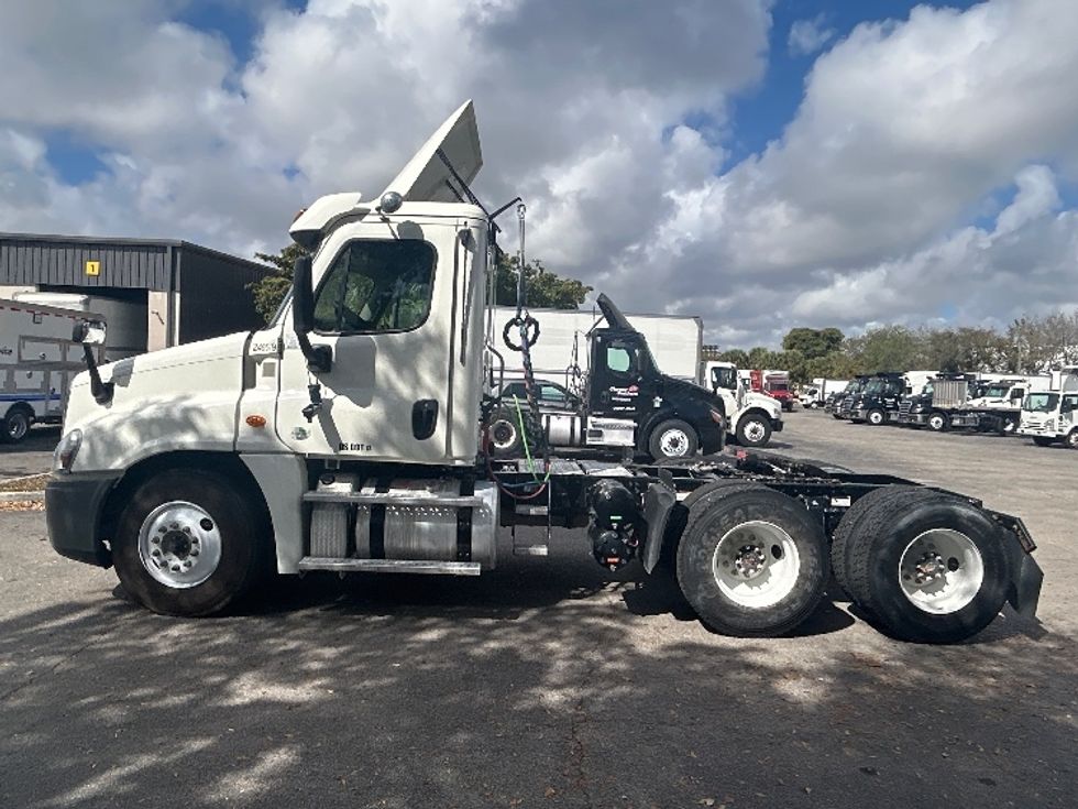 Day Cab Tractor-Heavy Duty Tractors-Freightliner-2019-Cascadia 12564ST-Medley-FL-493,569\n\t\tmiles-$ 34,750 - Image 4