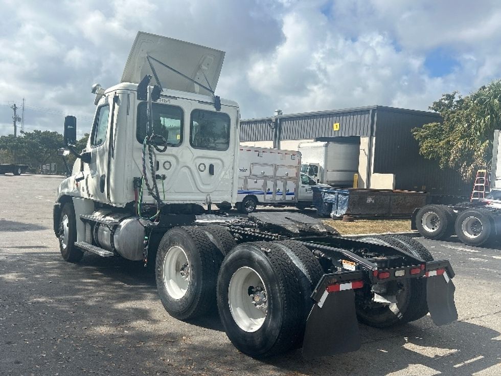 Day Cab Tractor-Heavy Duty Tractors-Freightliner-2019-Cascadia 12564ST-Medley-FL-493,569\n\t\tmiles-$ 34,750 - Image 5