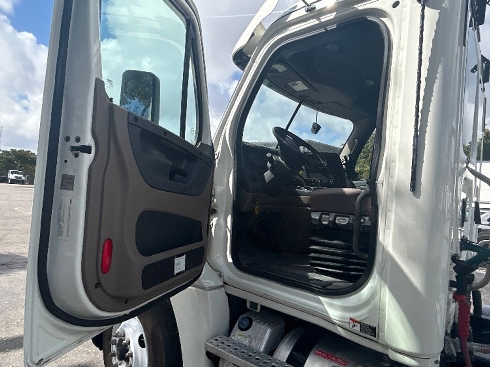 Day Cab Tractor-Heavy Duty Tractors-Freightliner-2019-Cascadia 12564ST-Medley-FL-493,569\n\t\tmiles-$ 34,750 - Image 9