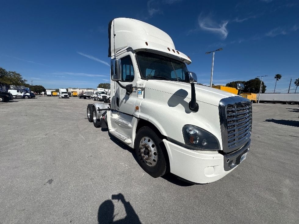 Day Cab Tractor-Heavy Duty Tractors-Freightliner-2019-Cascadia 12564ST-Medley-FL-564,995\n\t\tmiles-$ 30,750 - Image 1