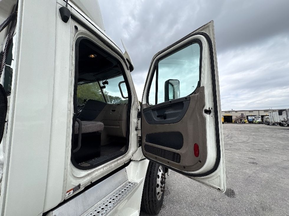 Day Cab Tractor-Heavy Duty Tractors-Freightliner-2019-Cascadia 12564ST-Medley-FL-564,995\n\t\tmiles-$ 30,750 - Image 12