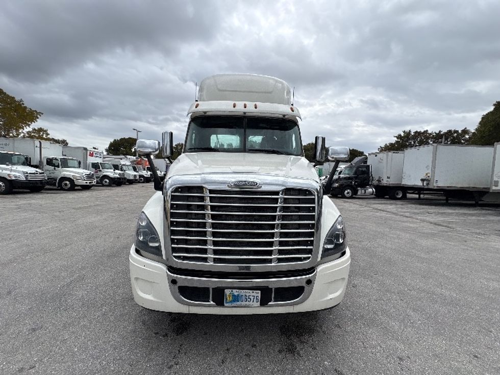 Day Cab Tractor-Heavy Duty Tractors-Freightliner-2019-Cascadia 12564ST-Medley-FL-564,995\n\t\tmiles-$ 30,750 - Image 2