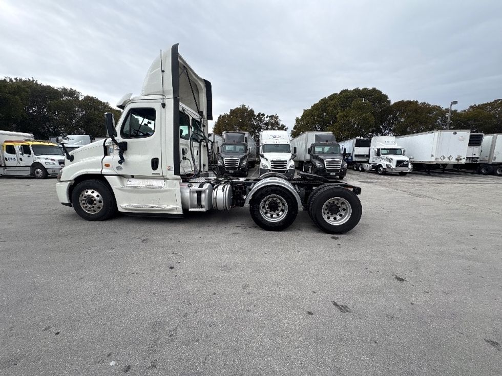 Day Cab Tractor-Heavy Duty Tractors-Freightliner-2019-Cascadia 12564ST-Medley-FL-564,995\n\t\tmiles-$ 30,750 - Image 4