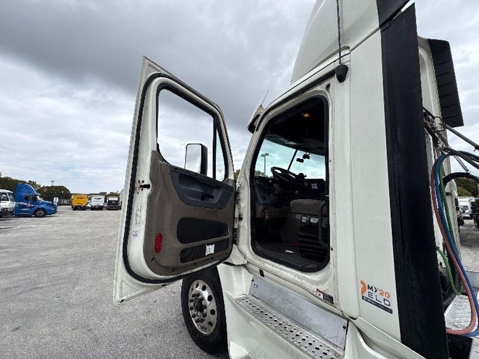 Day Cab Tractor-Heavy Duty Tractors-Freightliner-2019-Cascadia 12564ST-Medley-FL-564,995\n\t\tmiles-$ 30,750 - Image 9