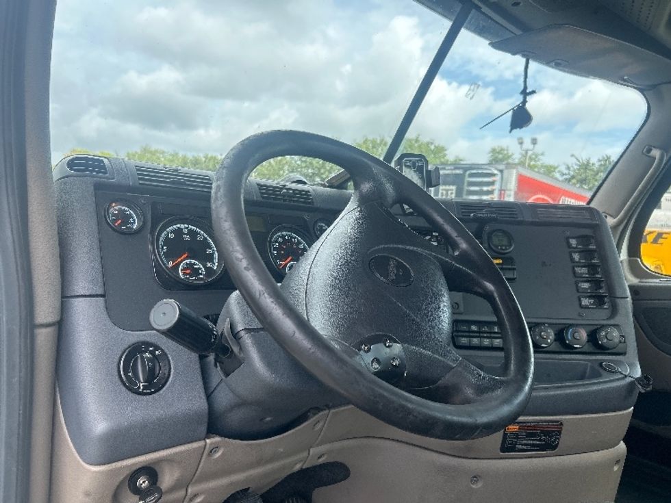 Day Cab Tractor-Heavy Duty Tractors-Freightliner-2019-Cascadia 12564ST-Medley-FL-663,672\n\t\tmiles-$ 22,250 - Image 11