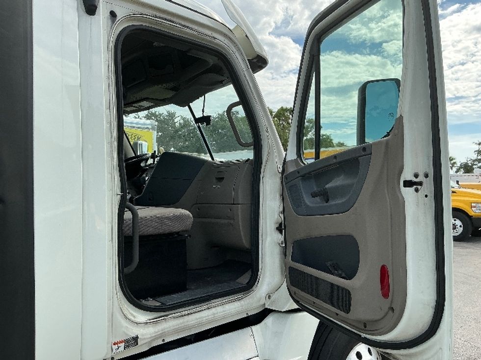 Day Cab Tractor-Heavy Duty Tractors-Freightliner-2019-Cascadia 12564ST-Medley-FL-663,672\n\t\tmiles-$ 22,250 - Image 12