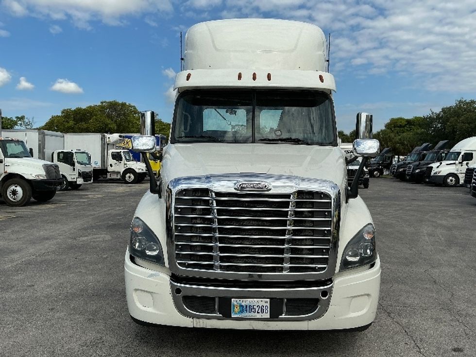 Day Cab Tractor-Heavy Duty Tractors-Freightliner-2019-Cascadia 12564ST-Medley-FL-663,672\n\t\tmiles-$ 22,250 - Image 2
