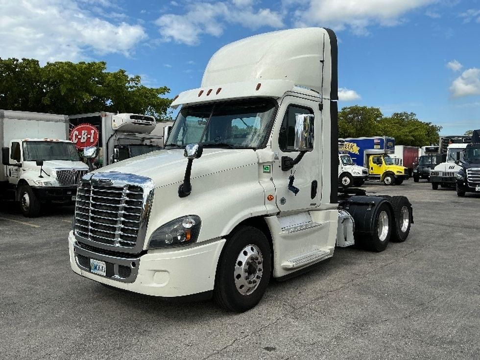 Day Cab Tractor-Heavy Duty Tractors-Freightliner-2019-Cascadia 12564ST-Medley-FL-663,672\n\t\tmiles-$ 22,250 - Image 3