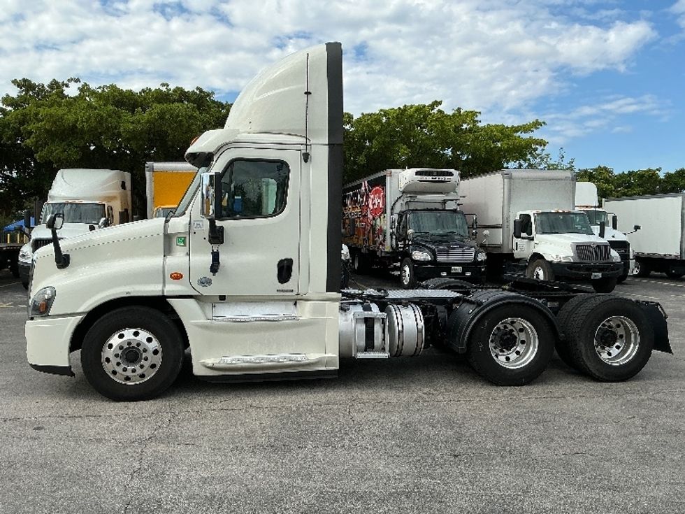 Day Cab Tractor-Heavy Duty Tractors-Freightliner-2019-Cascadia 12564ST-Medley-FL-663,672\n\t\tmiles-$ 22,250 - Image 4