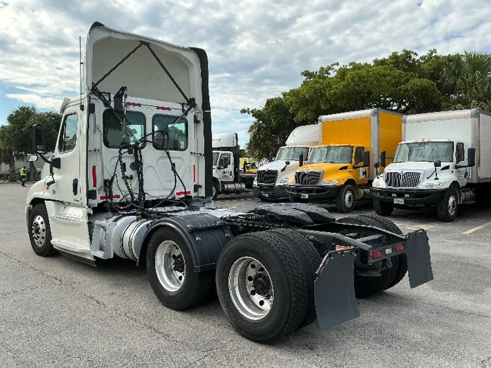 Day Cab Tractor-Heavy Duty Tractors-Freightliner-2019-Cascadia 12564ST-Medley-FL-663,672\n\t\tmiles-$ 22,250 - Image 5