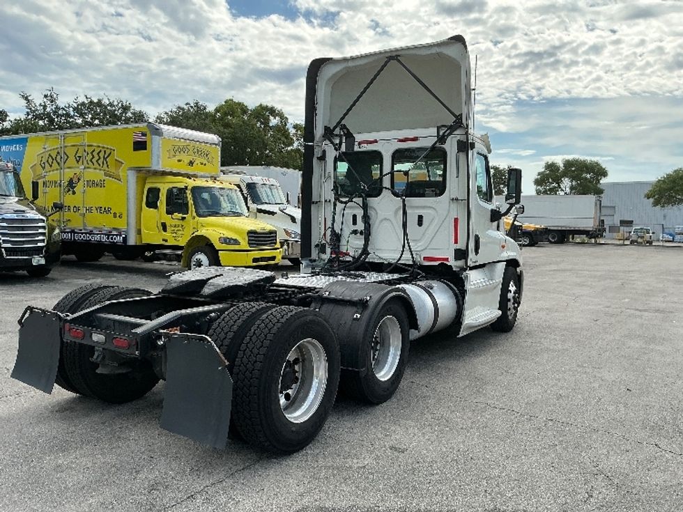 Day Cab Tractor-Heavy Duty Tractors-Freightliner-2019-Cascadia 12564ST-Medley-FL-663,672\n\t\tmiles-$ 22,250 - Image 7