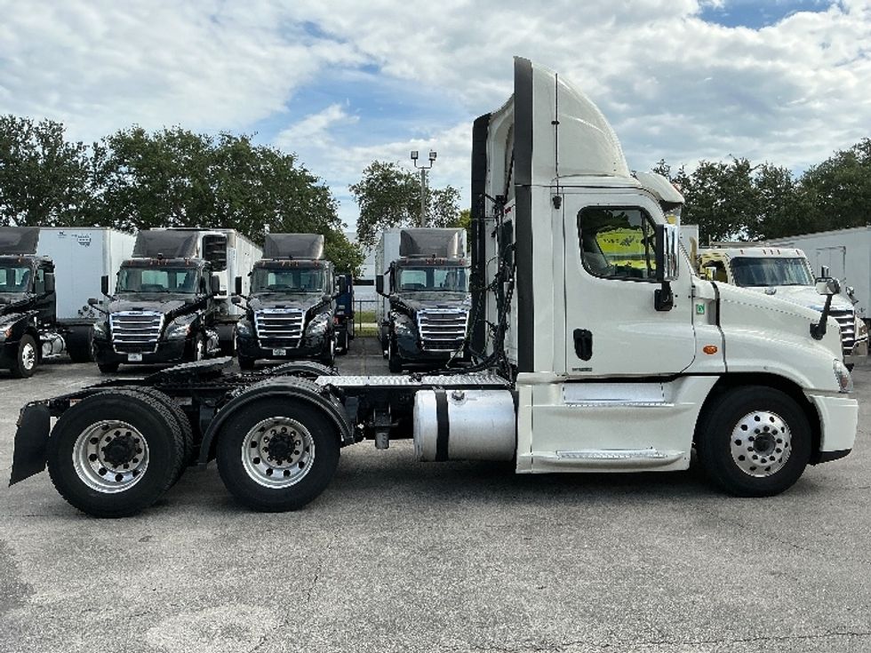 Day Cab Tractor-Heavy Duty Tractors-Freightliner-2019-Cascadia 12564ST-Medley-FL-663,672\n\t\tmiles-$ 22,250 - Image 8