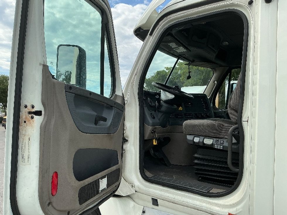 Day Cab Tractor-Heavy Duty Tractors-Freightliner-2019-Cascadia 12564ST-Medley-FL-663,672\n\t\tmiles-$ 22,250 - Image 9