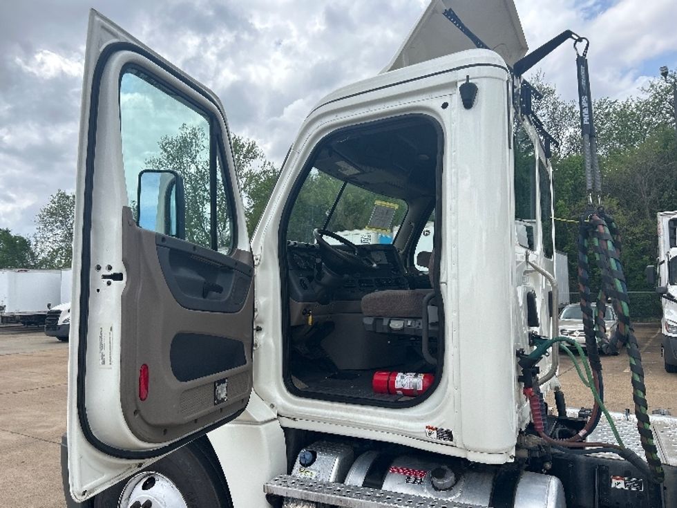 Day Cab Tractor-Heavy Duty Tractors-Freightliner-2019-Cascadia 12564ST-Memphis-TN-341,312\n\t\tmiles-$ 34,250 - Image 9