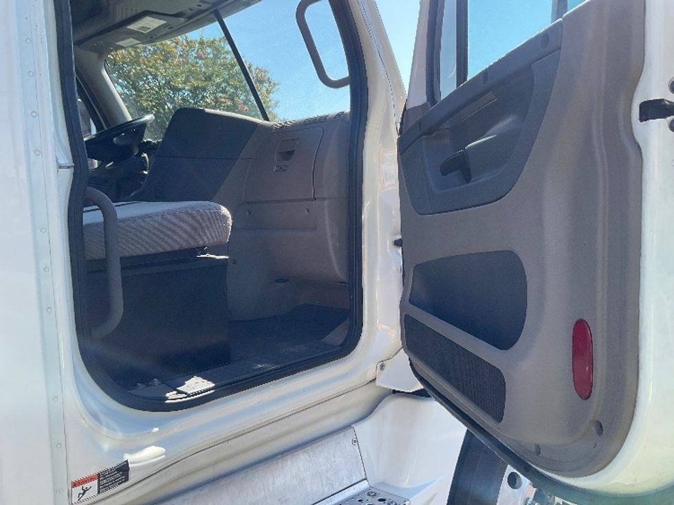 Day Cab Tractor-Heavy Duty Tractors-Freightliner-2019-Cascadia 12564ST-Memphis-TN-357,226\n\t\tmiles-$ 43,750 - Image 12