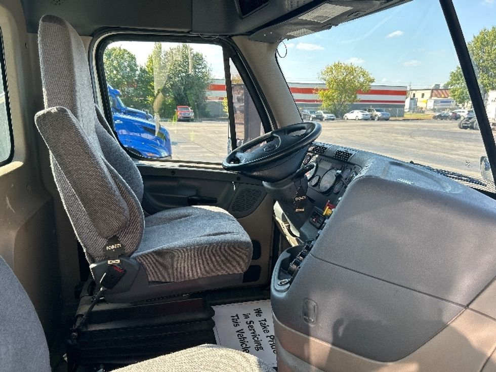 Day Cab Tractor-Heavy Duty Tractors-Freightliner-2019-Cascadia 12564ST-Memphis-TN-357,226\n\t\tmiles-$ 43,750 - Image 14