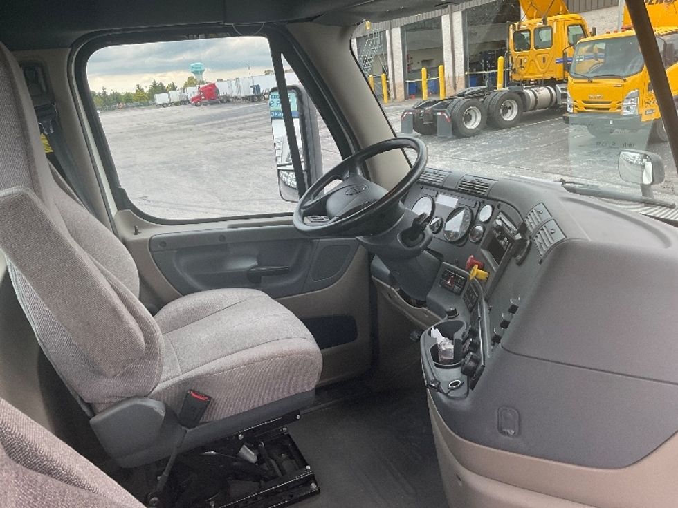 Day Cab Tractor-Heavy Duty Tractors-Freightliner-2019-Cascadia 12564ST-Middlefield-OH-367,749\n\t\tmiles-$ 56,500 - Image 14