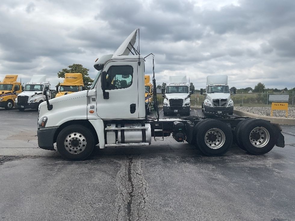 Day Cab Tractor-Heavy Duty Tractors-Freightliner-2019-Cascadia 12564ST-Middlefield-OH-367,749\n\t\tmiles-$ 56,500 - Image 4