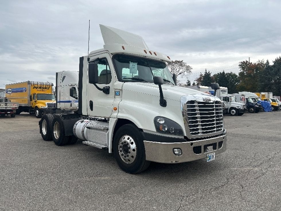 Day Cab Tractor-Heavy Duty Tractors-Freightliner-2019-Cascadia 12564ST-Middlefield-OH-481,052\n\t\tmiles-$ 30,250 - Image 1