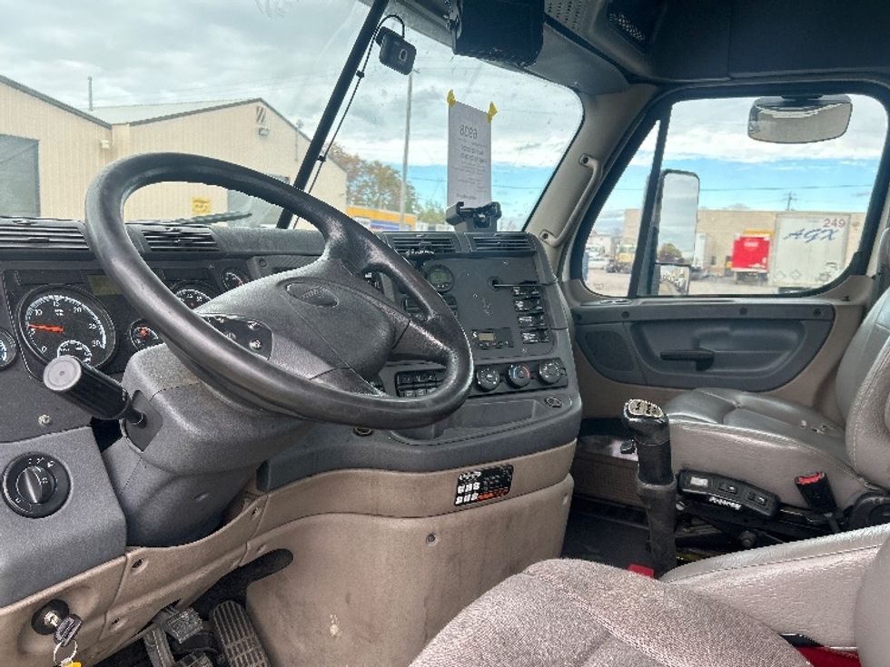 Day Cab Tractor-Heavy Duty Tractors-Freightliner-2019-Cascadia 12564ST-Middlefield-OH-481,052\n\t\tmiles-$ 30,250 - Image 10