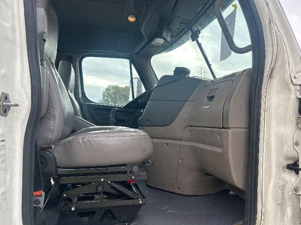 Day Cab Tractor-Heavy Duty Tractors-Freightliner-2019-Cascadia 12564ST-Middlefield-OH-481,052\n\t\tmiles-$ 30,250 - Image 12