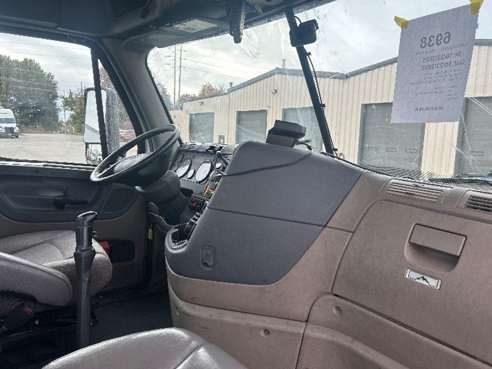 Day Cab Tractor-Heavy Duty Tractors-Freightliner-2019-Cascadia 12564ST-Middlefield-OH-481,052\n\t\tmiles-$ 30,250 - Image 13