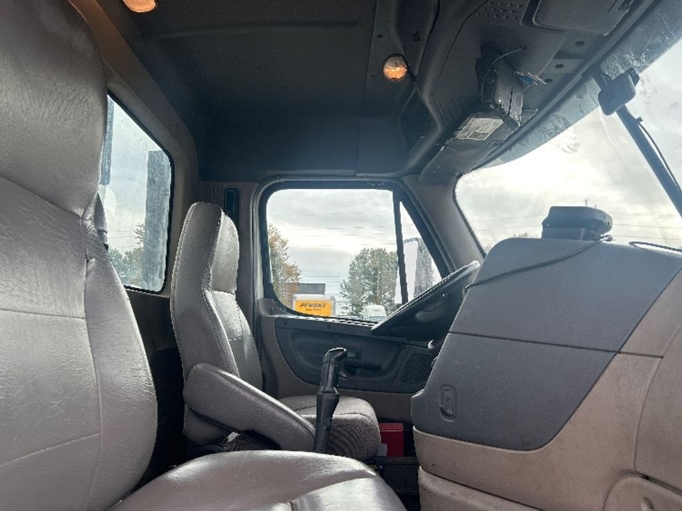 Day Cab Tractor-Heavy Duty Tractors-Freightliner-2019-Cascadia 12564ST-Middlefield-OH-481,052\n\t\tmiles-$ 30,250 - Image 14