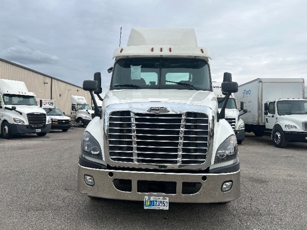Day Cab Tractor-Heavy Duty Tractors-Freightliner-2019-Cascadia 12564ST-Middlefield-OH-481,052\n\t\tmiles-$ 30,250 - Image 2