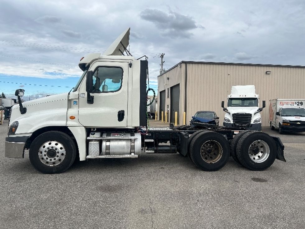 Day Cab Tractor-Heavy Duty Tractors-Freightliner-2019-Cascadia 12564ST-Middlefield-OH-481,052\n\t\tmiles-$ 30,250 - Image 4